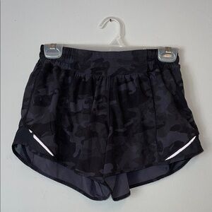 Lululemon Hotty Hot Short II *Long 4" Size 6
